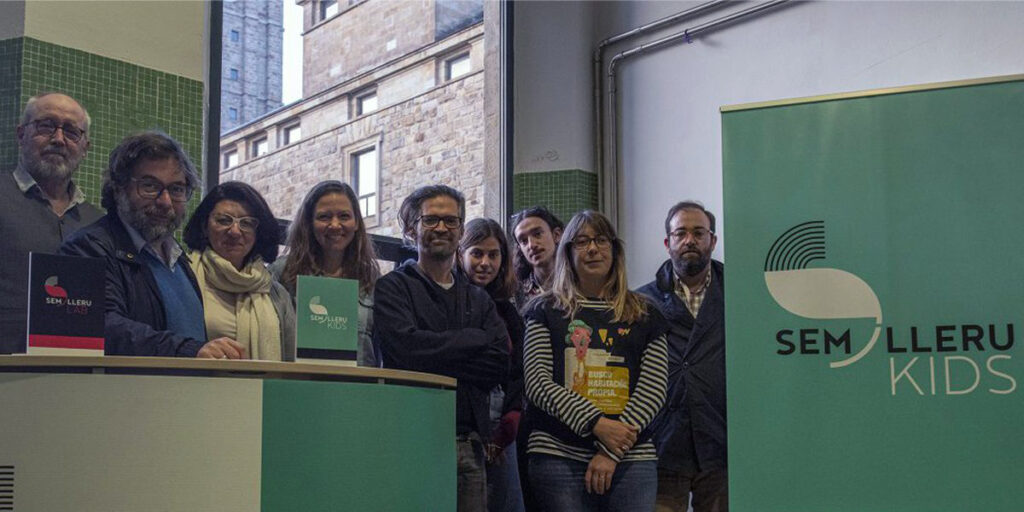 Nuestro proyecto Enoki + Snip ha participado en SEMILLERU Kids, el laboratorio de creación del Festival Internacional de Cine de Gijón/Xixón, donde, junto a la mentora Agata Darlasi, profundizamos en el desarrollo narrativo y la conexión de nuestra historia con el universo multiplataforma Pink Noise. Ha sido una experiencia transformadora que nos ha permitido fortalecer el proyecto y afinar su identidad creativa. Agradecemos a Divertia Gijón S.A., al ICAA, a la Unión Europea - NextGenerationEU, al FICX, a la Asturias Paraíso Natural Film Commission y a Drac Màgic por hacer posible este espacio de crecimiento artístico.